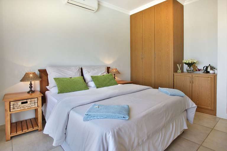 Blue Horizons queen bedroom 768x512