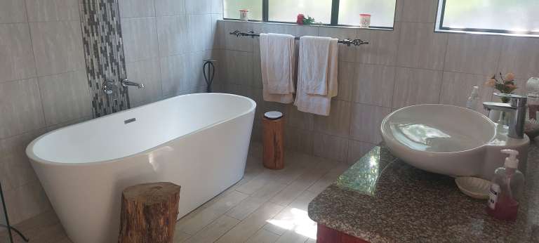 Luxury suite bathroom 1 768x346